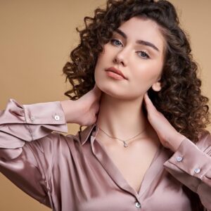 Il potere della lentezza: cravatte gioiello e stile rétro per la donna a 50 anni