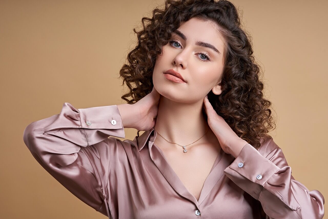 Il potere della lentezza: cravatte gioiello e stile rétro per la donna a 50 anni